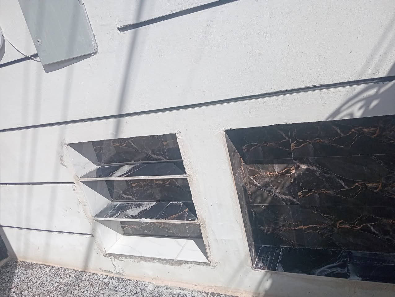 سلام عليكم بيت 100 متر بناء حديث شغل درجه اولى جاهز من كلشي مبي كل نقص العنوان الحسينه شارع الخدمات قرب مدرسه ابو مهدي المهندس البيت على مدرسه بصف العشرين بضهر تجاري خدمات كامله تبليط مجاري كهرباء ماء السعر 65 بي مجال بصيط ***********
