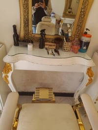 ورحمه الله ميز صالون ومراية وكومدي للبيع  07717820002