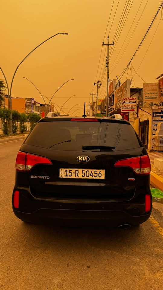 (بسم اللّٰه الرحمن الرحيم ) للبيع سيارة Kia Sorento 2013 موديل
2013 (شكل 2015) امريكي  مواصفات ، بحالة ممتازة
المواصفات:
*   محرك 4 سلندر قوي واقتصادي*   قير أوتوماتيك ناعم بدون مشاكل*   داخلية نظيفة جداً*   شاشة + كاميرا خلفية*   حساسات أمامية وخلفية*   مثبت سرعة
. تحكم بالمقود (ستيرن)*   مرايا كهرباء قابلة للطي*   تبريد وتدفئة ممتازة 
*   جنوط أصلية*   إطارات بحالة جيدة . رقم انبار يدات نيكل. بردات جانبية. كشنات كهرباء تبريد كشنات جلد.اشارات ترحيب. اشارة بلمري
صيانة حديثة وجاهزة للاستخدام بدون مصاريف
الضرر ثلاث قطع بنيد وجاملغ باب مصبوغ اثر شخط
سياره جاهزه للاستفسار: ***********
مكان السياره :فلوجه
