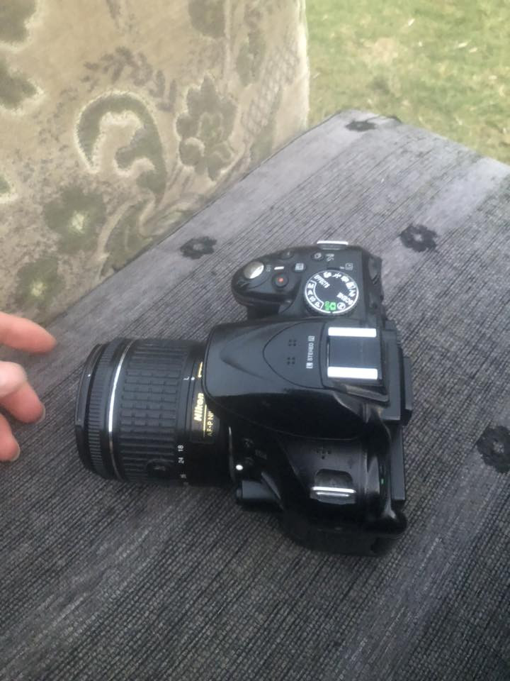 السلام عليكم كامرة نيكون 5200 استخدام قليل للبيع الملحقات عدسة رياضية 70/300 شاحنة بطاريات عدد 2 رام 16 كيكة بايت استاند ثابت عدسة شمسية السعر 450 وبيهة مجال للستفسار الاتصال على ‭0778 220 5304‬
