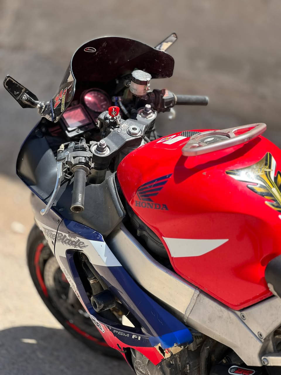 � للبيع : Honda CBR 929RR FireBlade
📌 تسجيل: 2004
📌 الوارد: ياباني
📌 اللون: تراي كولر
📌 فئة الدراجة: سوبر سبورت

━━━━━━━━━━━━━━━

✅ الأوراق كاملة
✅ الكمرك مدفوع كامل
✅ الضريبة مدفوع مكينة مجفت قبل شهرين 
✅ التعشيقات كلها سليمة
✅ تبريد ممتاز
✅ السحب قوي جداً 🔥

━━━━━━━━━━━━━━━

⚙️ المواصفات الفنية:

🔹 محرك 929cc
🔹 4 سلندر DOHC
🔹 تبريد مائي
🔹 حقن إلكتروني PGM-FI
🔹 قير 6 سرعات
🔹 قوة تقريباً 150 حصان
🔹 سرعة300كم/س

━━━━━━━━━━━━━━━

🛠️ الإضافات والتعديلات:

✔️ إكزوز رياضي
✔️ شكل سبورت مرتبة
✔️ صوت جميل ومرتب
✔️ستايل رياضي

━━━━━━━━عارضيه ب 25$ورقه وبيه مجال مكاني بغداد النهروان وتساب وع الخط ***********
