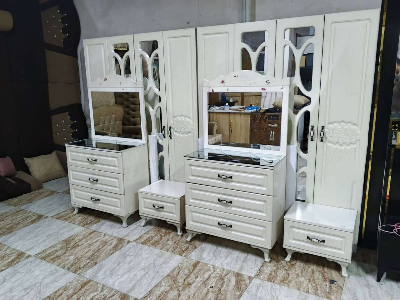 غرف شبابية عدد 2 كل غرفة 4 قطع وكل كنتور 4 ابواب مع الدواشك 
سعر الغرفة الواحدة 275 وبيهة مجال 
للاستفسار ***********
