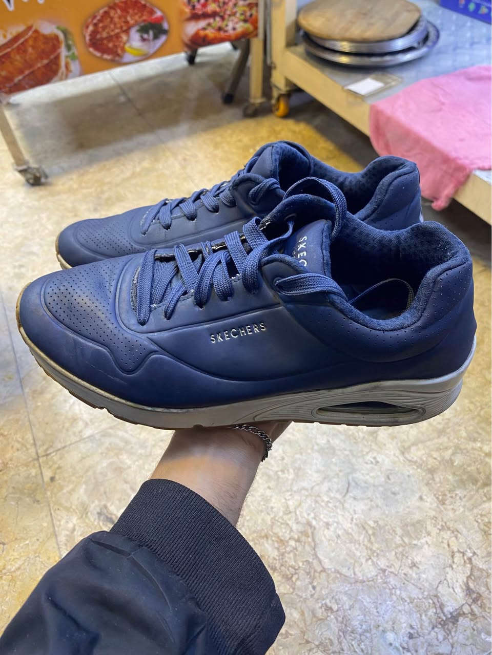 السلام عليكم 
حذاء سكجرز اصلي ڤيتنامي 
قياس 42/41 
السعر 15 الف 
مكاني بغداد بلديات 
رقمي ***********
يوجد توصيل 🚚 بغداد, العراق
