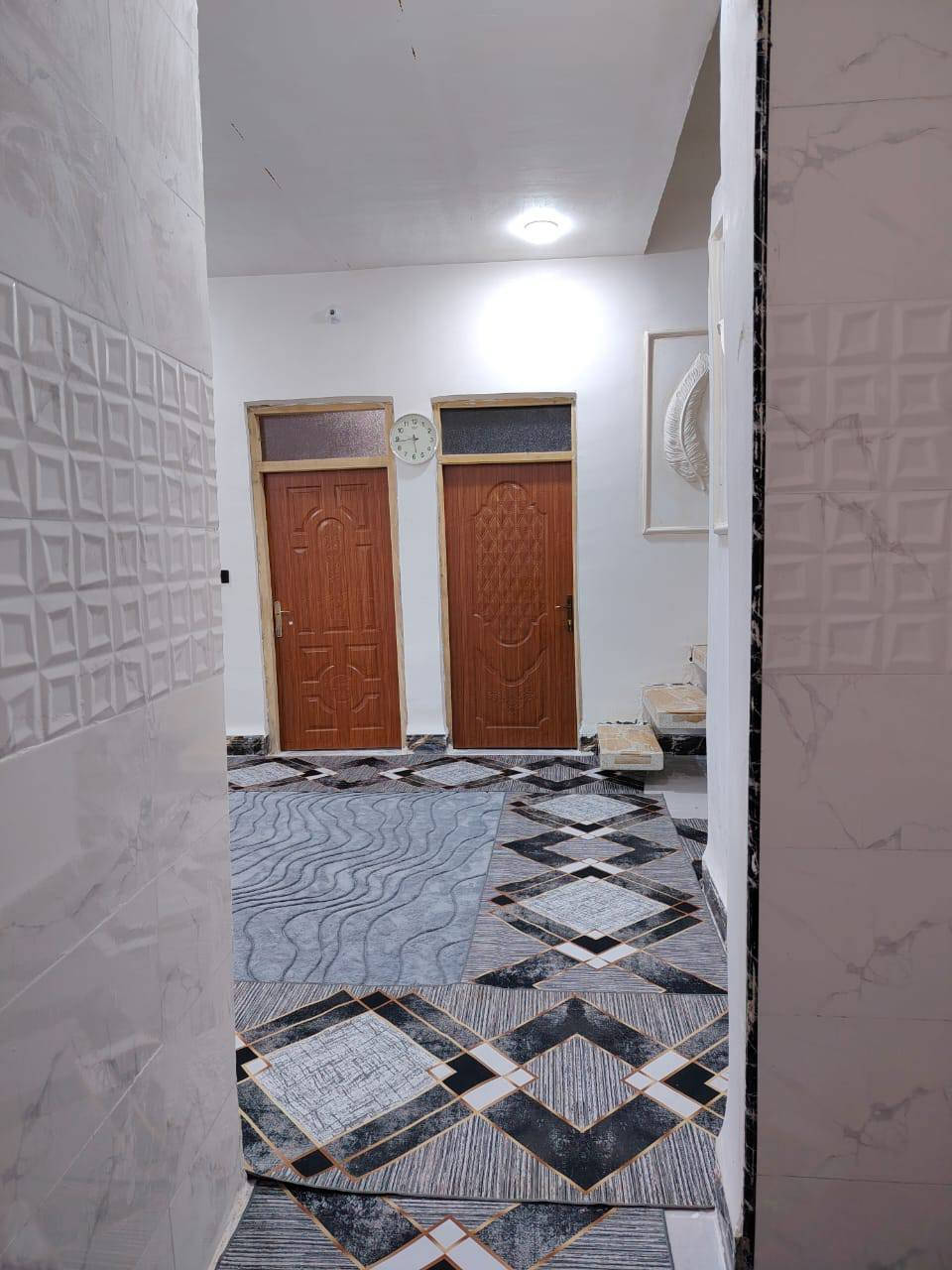 سلام عليكم بيت للبيع المساحة150م بناءً جديد على طريق السنيه بحي الامين الثانيه للاستفسار على الرقم(***********)
