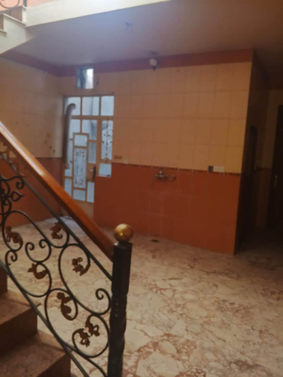 مشتمل مساحه ١٣٠ متر نضيف للاجار الشعب تجار

مقابل كليه الامام الكاظم (ع) استقبال خدمات

وغرفه نوم مطبخ وفوك غرفتين نوم مع خدمات 

معروض بمكتب الكناني ***********
