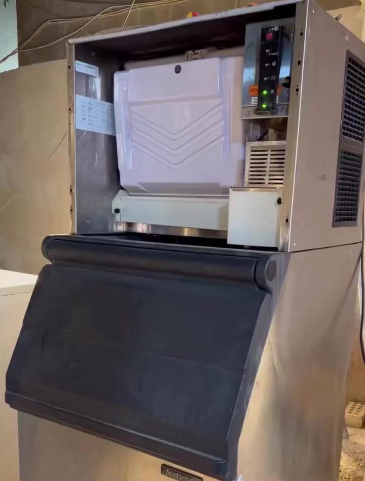 ايس ميكر ثلج بلوري 🧊 صنع امريكي سكوت مان انتاج 350kg كيلو  كل 24 ساعة كلش نظيفه وع بلاد بسعر كلش مناسب للاستفسار مراسلة الصفحة او الاتصال + واتساب ***********
