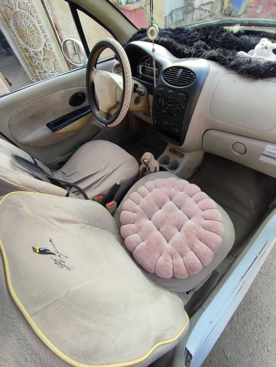 كيو كيو موديل 2012
رقم بغداد انكليزي 
سنويه بأسمي لل29 
كير محرك وتبريد ثلج 
قفل سنتر لوك 
هزه جديده
هاي كدامك الصور 
واي استفسار اتصل ع الرقم 
***********
