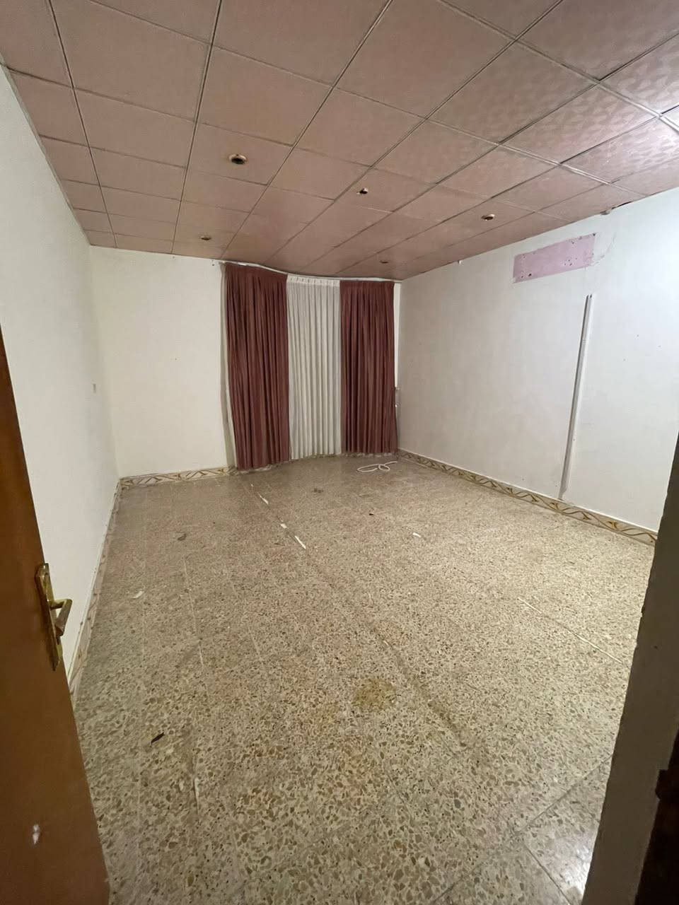 بيت سكني طابقين للأيجار 
العنوان :  الحكيميه 📍
المساحه :  110 م 
يحتوي على :  2 غرفه +  أستقبال  +  كراج + صاله + مطبخ 
المواصفات : بناء حديث + موقع ممتاز
سعر الأيجار :  700 الف قفل
للتواصل : 
***********
*********** 
***********
