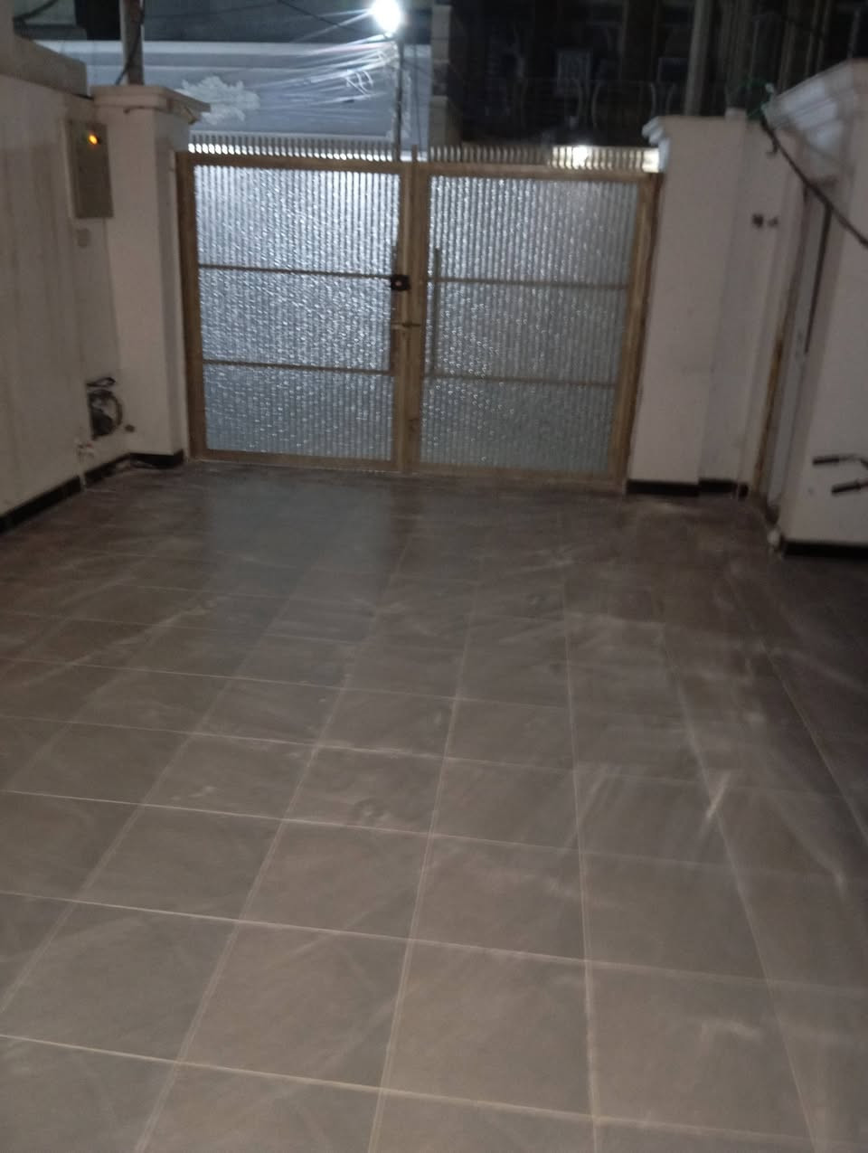 دار ملك صرف للبيع الدوره حي الوادي
موقع مميز مساحه 120 متر واجهة 6 متر. ....ثلاث غرف نوم مع ثلاث حمامات واستقبال ومطبخ مدخلين مع كراج سياره بمساحه 6 متر .للاتصال على 
***********
