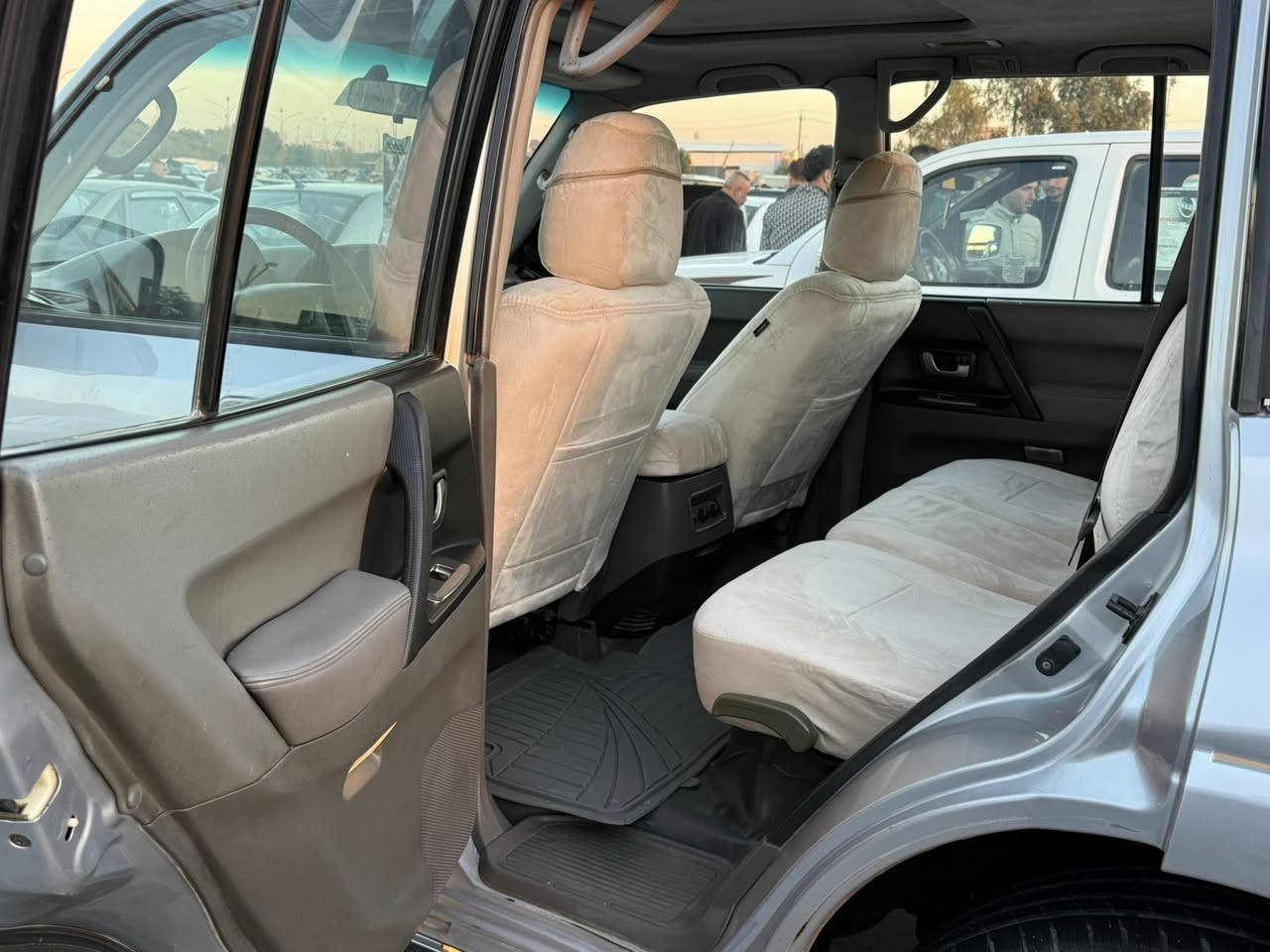 سلام عليكم باجيرو 2005 كلين لاصبغ ولا معجون دفتر بانزين بسمي مشروع وطني تبريد مركزي 7 راكب تخم تاير جديد سليت تحكم مري شفط محرك 3000 فور ويل   ***********
