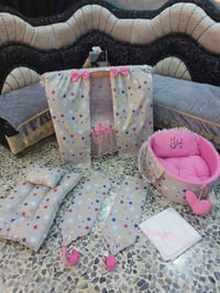 من رخصه الادمن يوجد لدينا عش طفل +صينيه حنه +علبه كلينس وسطل نفايات +ت...