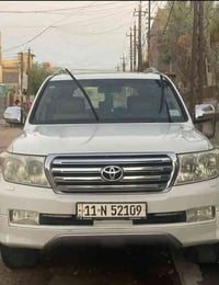 لاندكروز  2011ابيض.  رقم بغداد أنكليزي 6 سلندر  محرك 4000  ..............