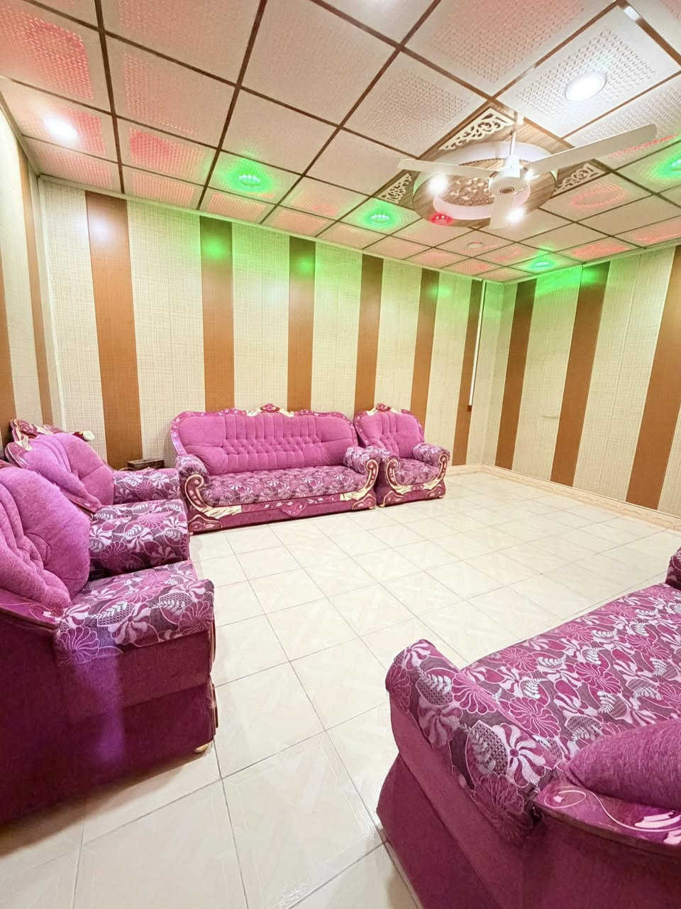 🔷(بيت + مشتمل للبيع )🏡طابقين //يقع البيت على شارع (15) متر //

🌀المساحة (300) متر //الواجهة (15) متر//يقع على رصيف عرضه (15) متر //

🌀( الموقع حي الجامعه قرب مستشفى الطفل )

🌀(  / يحتوي الطابق الارضي على/  غرفتين منام / صالة/ هول / ديوانيه   /مطبخ حار بارد/ صحيات عدد اثنين / كراج / حديقة /المشتمل بلطابق الارضي يحتوي على /غرفة منام / صاله / مطبخ / صحيات / يحتوي الطابق الثاني على/غرفتين منام / هول / صحيات //

🌀(جنس العقار طابو ملك صرف  )☑️

🌀 السعر  (485) مليون قابل للتفاوض ✔️

⚜️عنوان شركة الجوادين للاستثمار العقاري ⚜️ 
( /الجنينه نهاية شارع الـمصـلحه/ قـرب سـوق الجبيلة ) 

لـلطلـب والاستفسـار الاتصال على الارقـام التـالـية 🔻

واتـساب + اتـصال ***********
واتـساب+اتـصال ***********
واتـساب +اتـصال ***********
