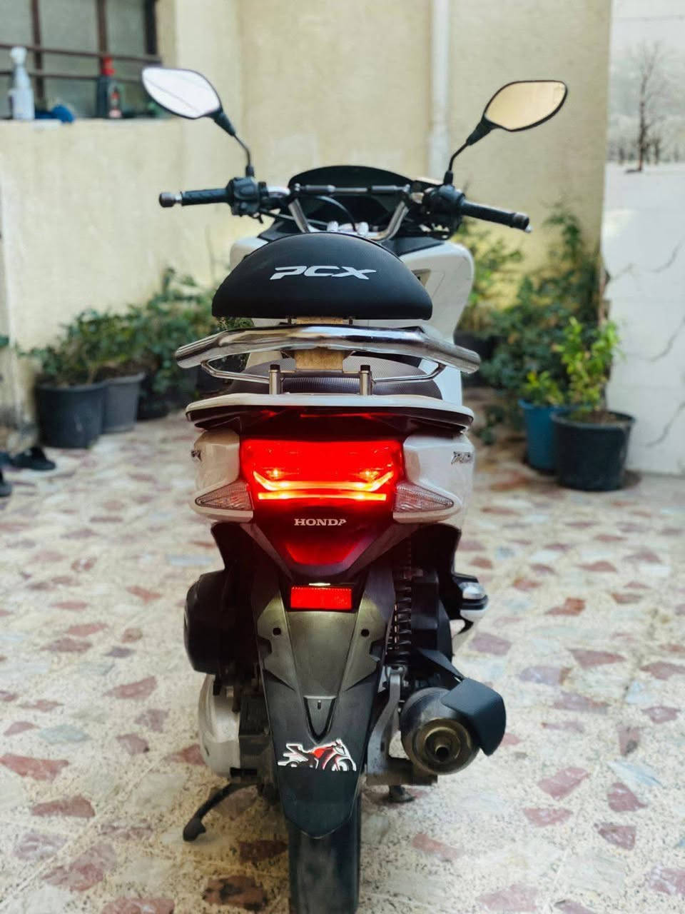 للبيع
سلام عليكم بي سي إكس جيل الثاني
ياباني جي إف مكفولة برغي ممفتوح بيها 
محرك 125 
بيها طخات بل كفرات  دراجه نظيفه وتخبل
بانزينها محسن دهنها موتل 
 حساس زدحام ستان كهربائي
سكن بغداد حي الجهاد ***********
سعرها 13 ونص ممتواجد ع الفيس الرقم بي واتساب
