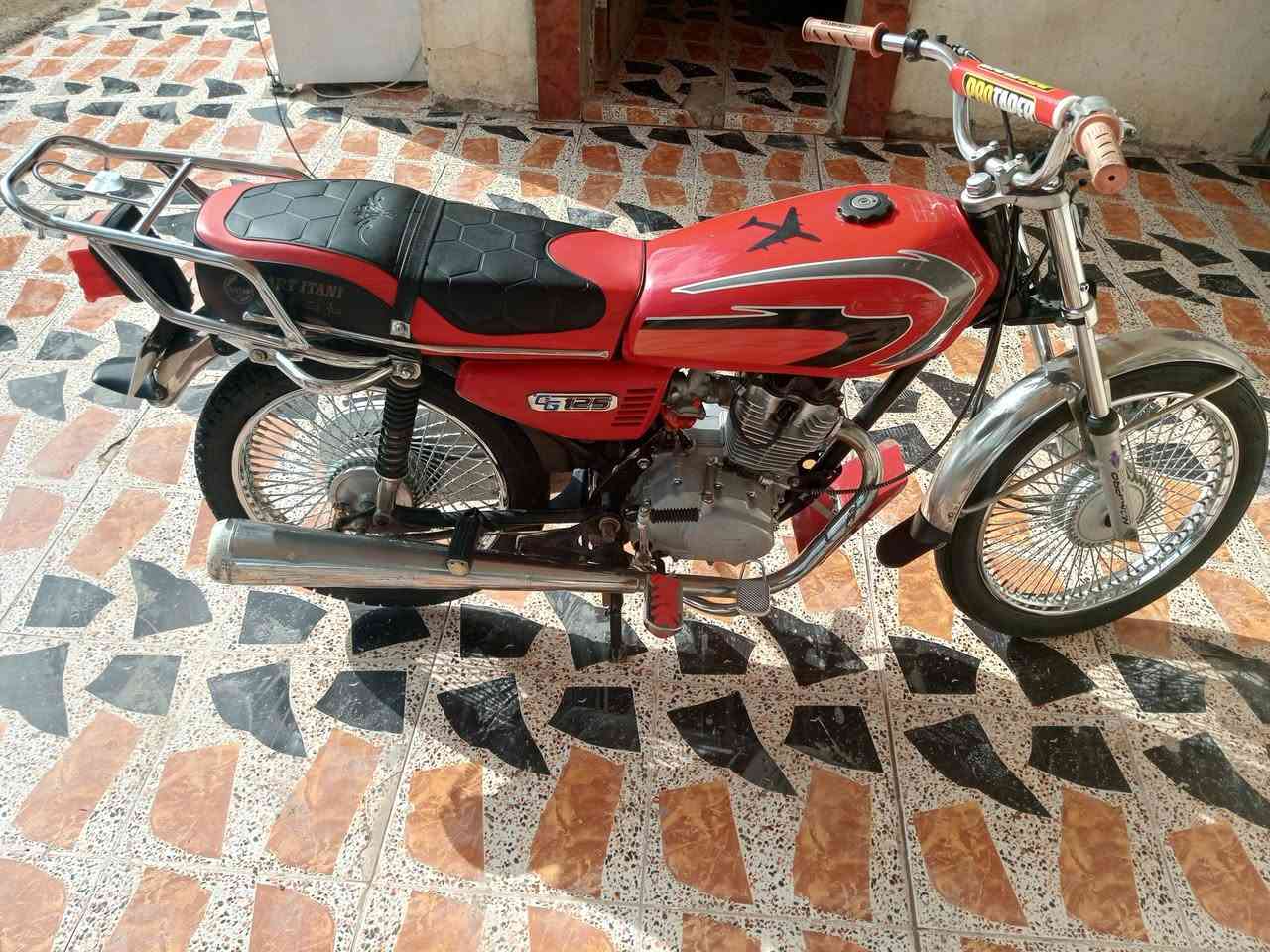 سلام عليكم اخون نامه للبيع دراجة نضيفه ع ايدي مال جناي او رخيصه محرك نضيف كور او بوش جديد تجفيت عام او ويل خلفي جديد مابيها كل نقص السعر 250 متواجد هاذا رقم واتساب ***********
