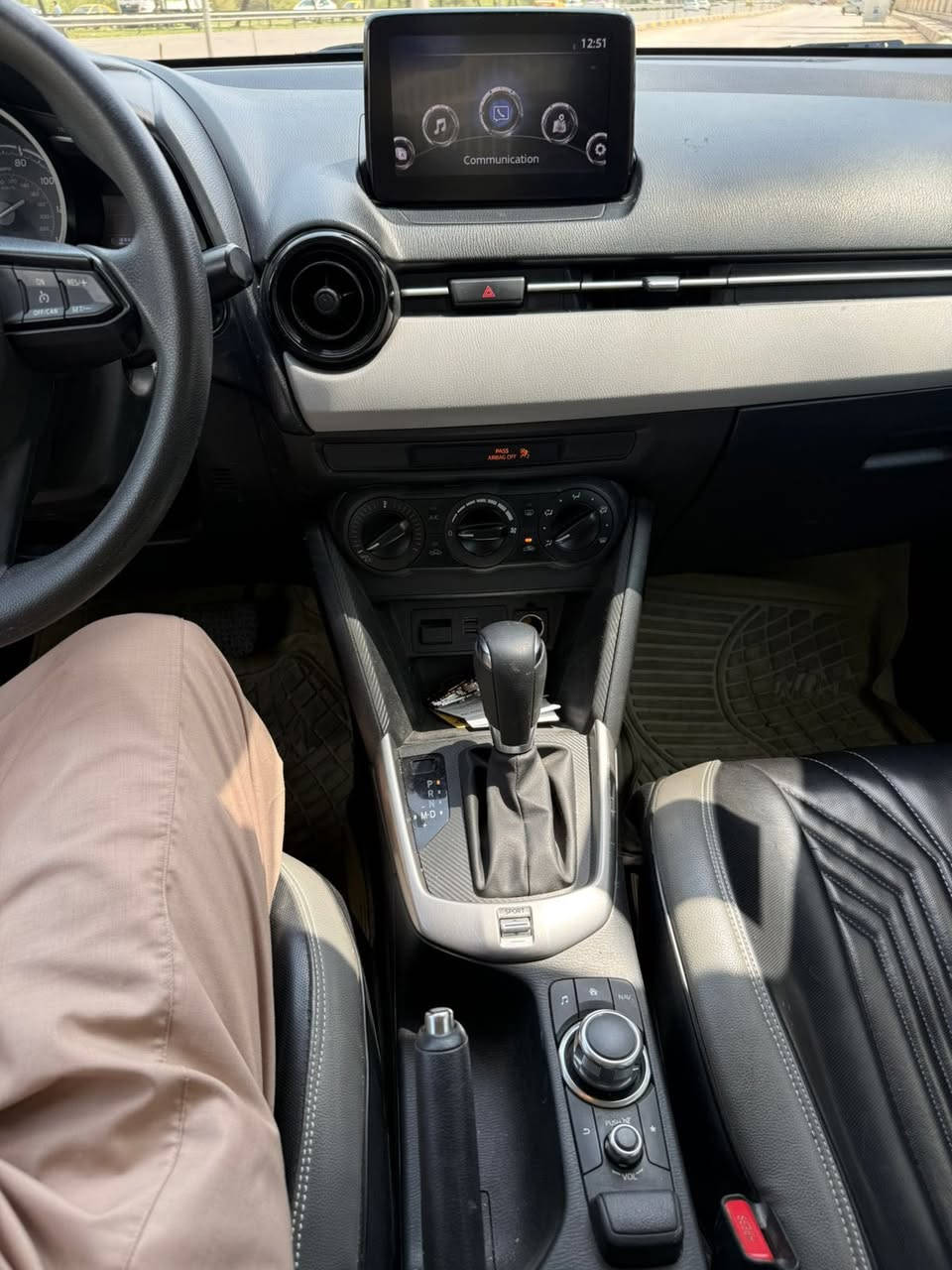 يارس موديل 2019 امريكي
مواصفات فول بس بدون فتحه
 رادار توقف 
كاميرا خلفيه بلادي 
بصمة تشغيل 
نظام سبورت 
كير اتوماتيك 
مانع انزلاق
ماوس تحكم شاشة وشاشة لمس 
بريك ABS
محرك 1.5 4 سلندر 
الون الرمادي 
ماشية 65000 الف
ضرر قطعه وحده فقط 
سعرة 110 وبيها مجال 
سياره شرط تحويل بدون وكالة 
تلفون ***********
