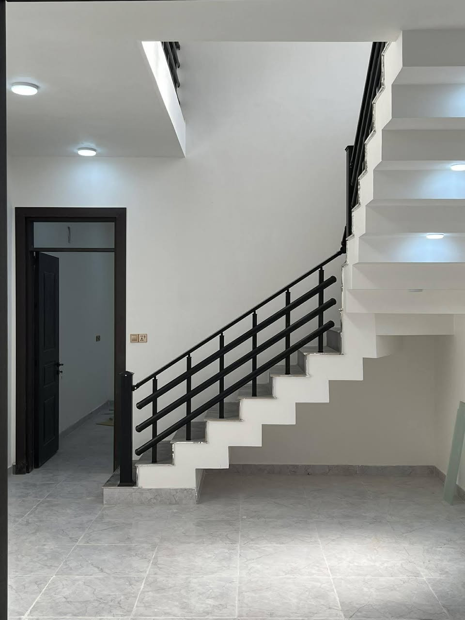 دار للبيع بابل حله حي الزهراء شارع 17 المساحه 150 طابقين الطابق الارضي صاله وكندور ومطبخ وغرف مجمع صحيات دخليه وخارجيه الطابق الثاني غرفتين كندور مجمع صحيات كامل بناء 2026 مكتب علاء للعقارات حله نادر شارع الخدمي فرع اسواق الجمل التصال عله الرقام التاليه *********** /***********
