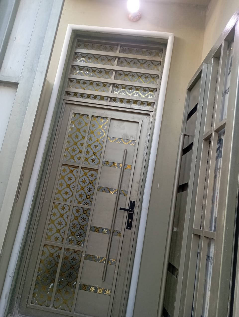 يا الله بيت للبيع المساحه ٦٥مترطابو سند ٢٥ شغل درجه اولى العنوان النجف قرب قريه  سعر ٢٤مع المجال الاتصال على الرقم ***********
