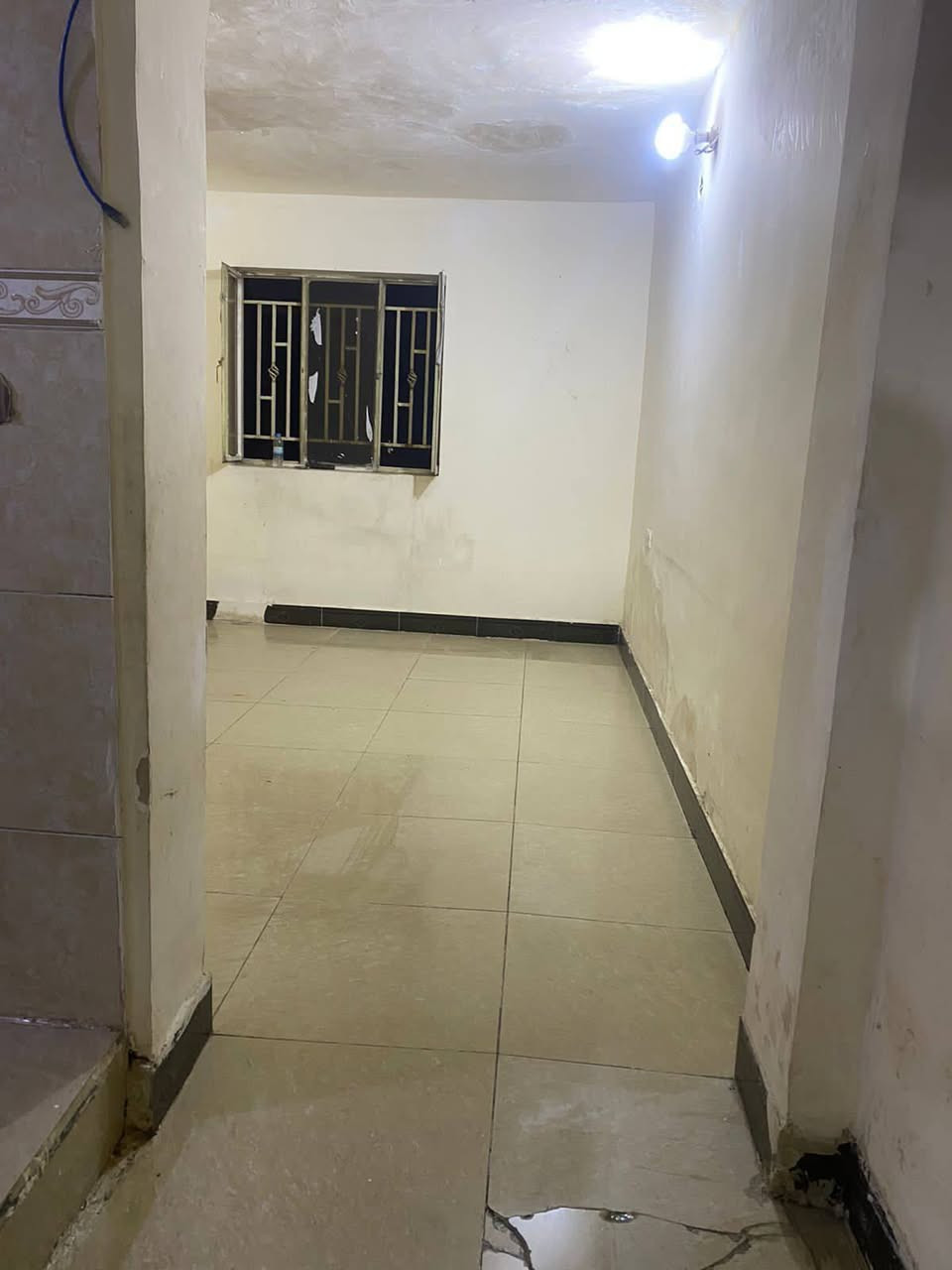 بيت طابق ثاني معزول للايجار عنوان جميله خلف جامع مجيسر 2 سطح بيه *********** ملاحضه ( مدة الايجار 5 اشهر )
