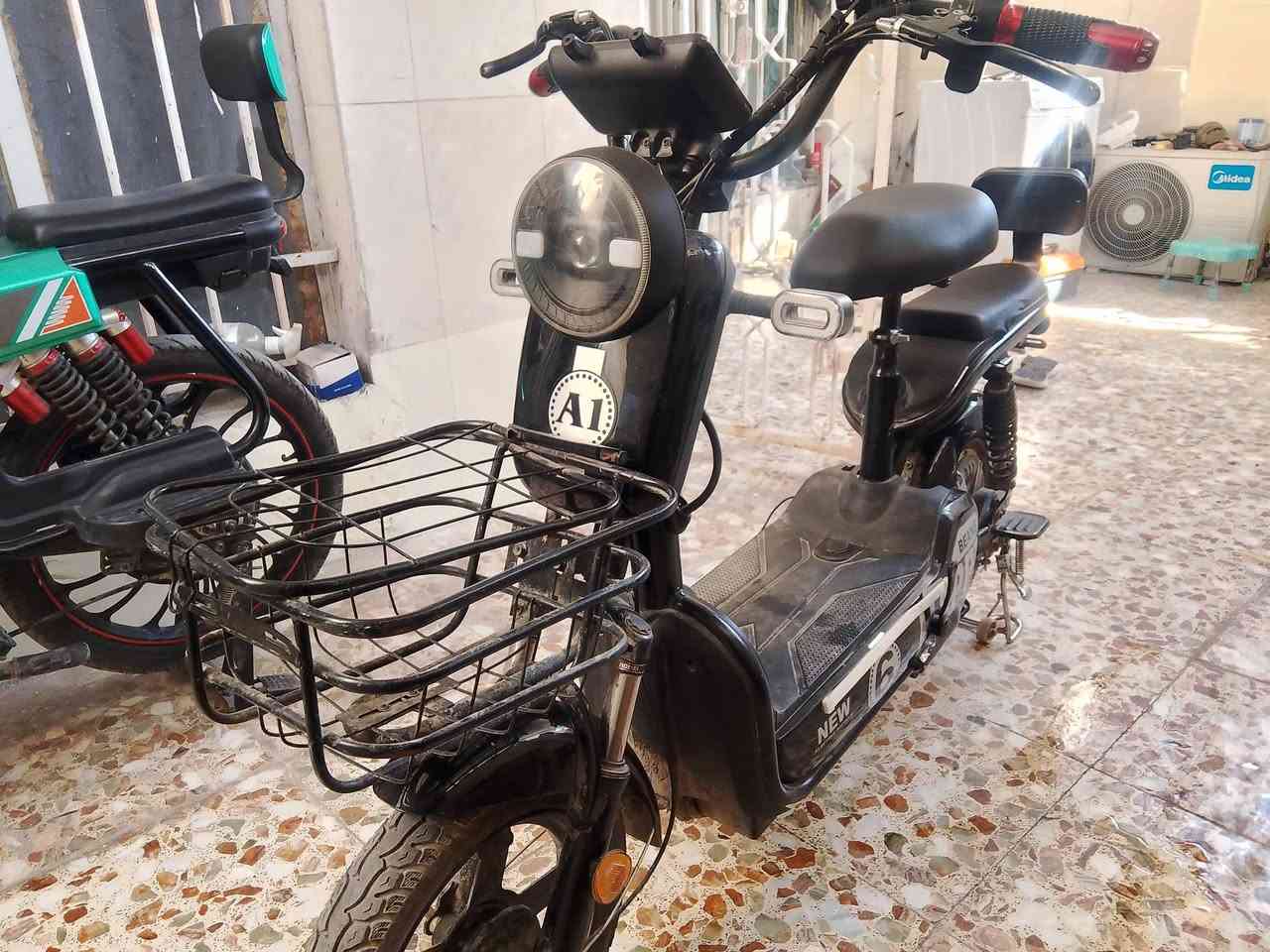 السلام عليكم: دراجة كهربائيه حجم14جديدة ما مفتوحة 🛑 المكان بغداد مدينة الصدر رقم  الهاتف ***********السعر225
