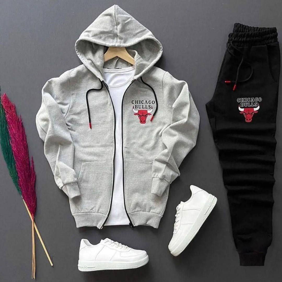 🏁 ترنج الطور  Chicago Bulls 
🧱 خامة ميلتون تقيلة —ضدد الوبره والانكماش 
🧥 طقم كامل: جاكت بسوستة + بنطلون
 خامة تدفي وتستحمل الاستخدام اليومي
 تصميم رياضي واضح وشكل ثابت على الجسم
 بزونط عملي + جيب أمامي لراحة أكتر

🎨 الألوان المتوفرة:
أسود — أبيض — رصاصي — أحمر

📊 المقاسات حسب الوزن:
▪️من 55 لـ 70 كجم → L
▪️من 70 لـ 80 كجم → XL
▪️من 80 لـ 95 كجم → XXL

🚚 متاح شحن لجميع المحافظات
للحجز والاستفسار 👈 ابعتلنا خاص


**إذا كنت صاحب هذا الإعلان وتريد حذفه لأي سبب، رجاءا أرسل رسالة إلى الدعم الفني**
