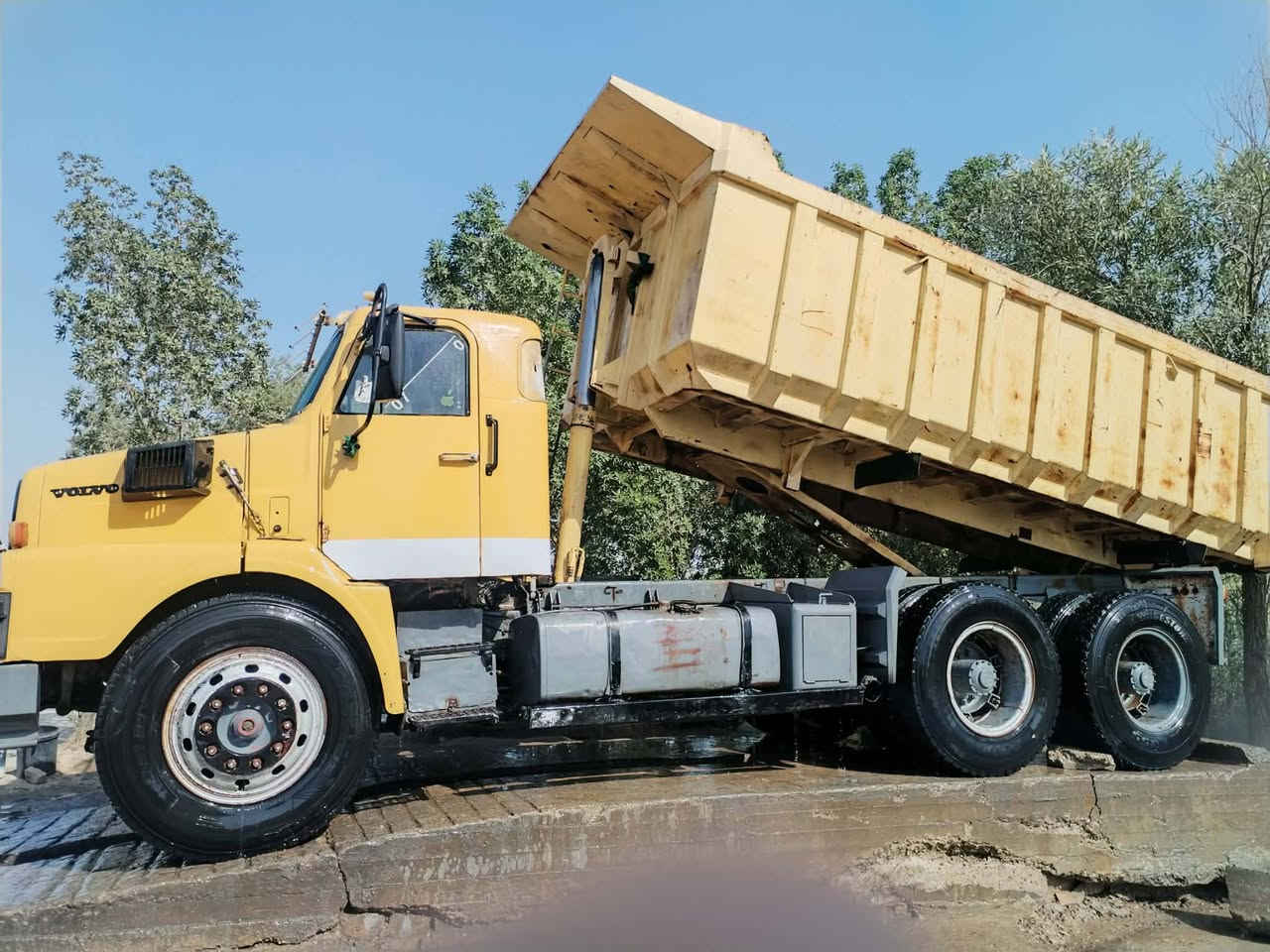 السلام عليكم سيارة فالفو للبيع تخم تاير مكينه كير كفاله شاصي مكفول  للاستفسار الاتصال  ***********
