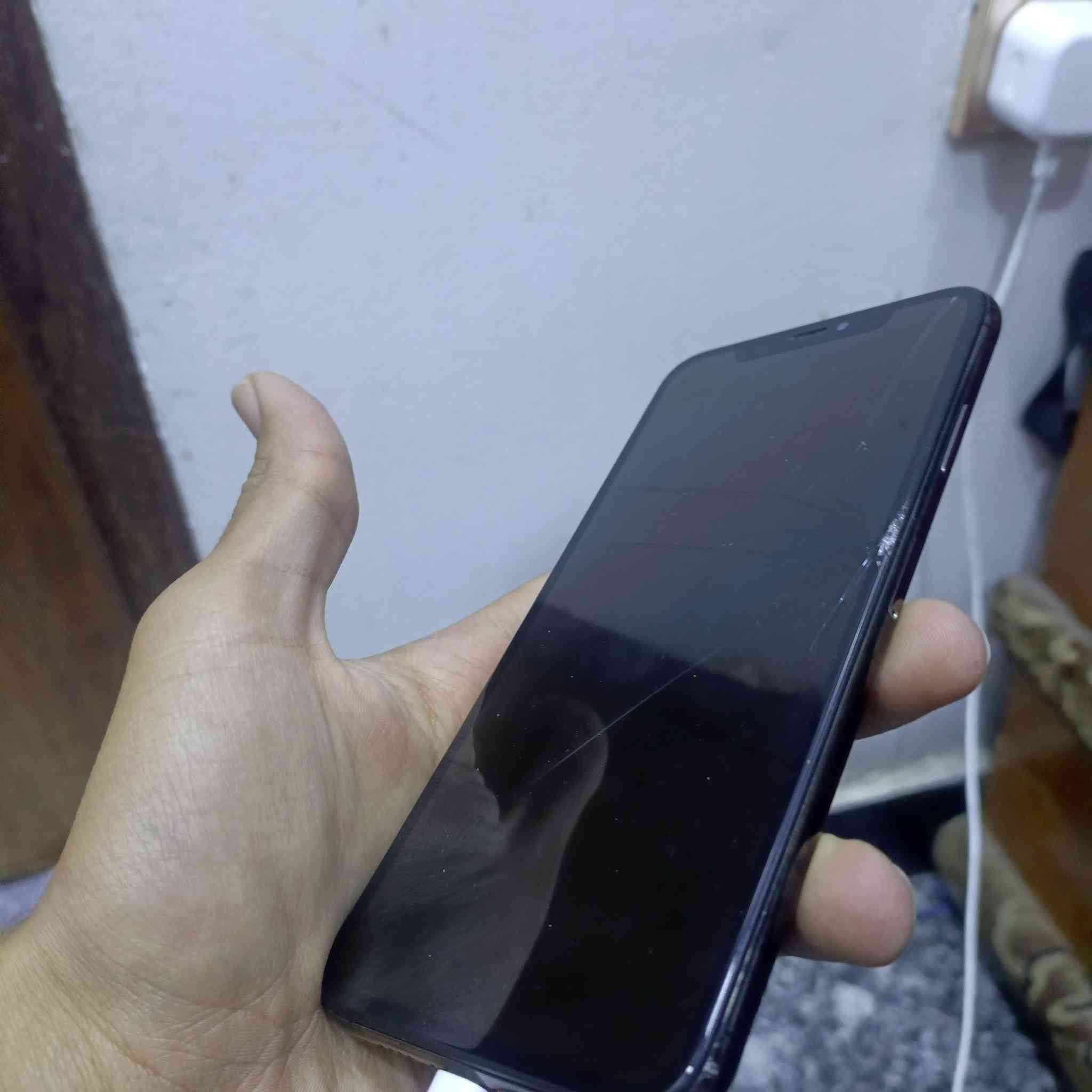 السلام عليكم للبيع ايفون xsmax
256 بطارية ٧٦ تفاصيل كدامكم بالصورة كامرات اماميه نتيجه الوكعه فصلت وضهر نفطر والشاشه كدامكم 
باقي مكفول كلة شغال  السعر ١٧٥ مع المجال للشراي 
مكاني بغداد الكرادة
***********
