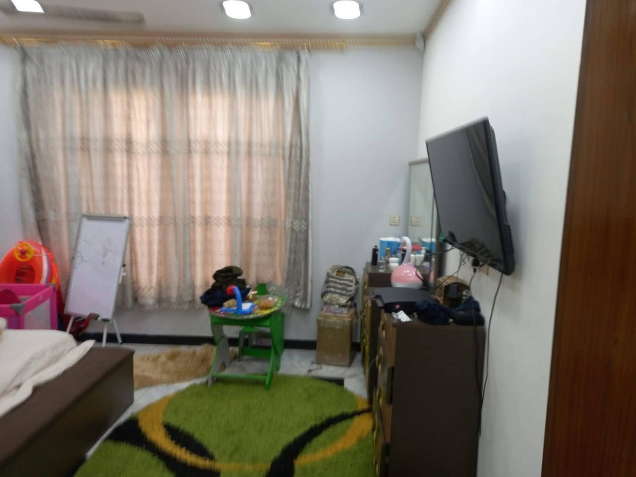 #دار للبيع في المنصور حي الزهور خلف السفارة التونسيه المساحه ٦٥م بناء درجه اولى ثلاث طوابق ٤غرف نوم ٣حمامات الواجهه ٥م نزال 13م موقع مميز السعر خاص لاي لاي استفسار الاتصال على الحاج 
ابو محمد ***********
