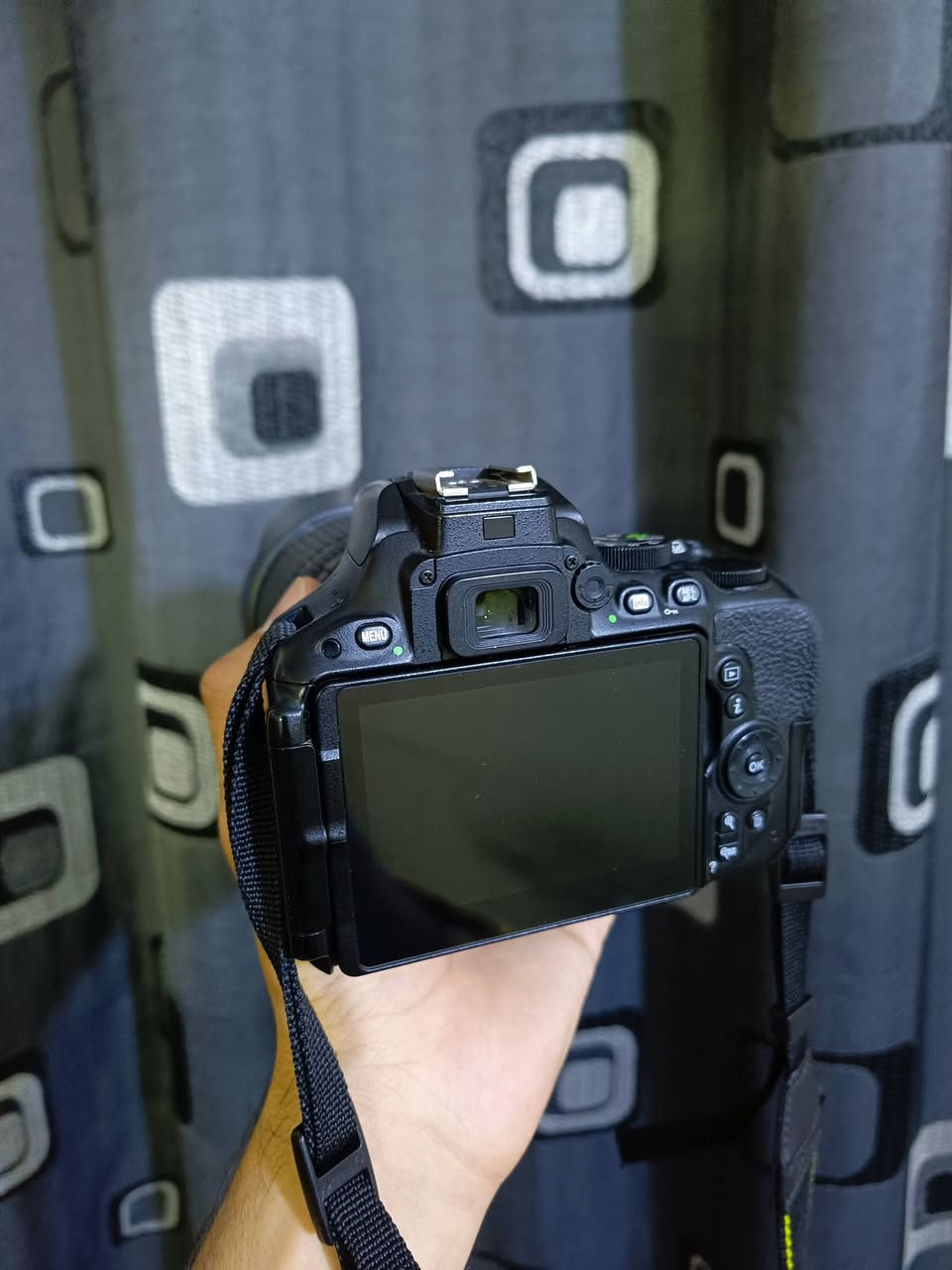 السلام عليكم🌹 .. متوفر كامرة nikon d5500 نظيفة جدا شبه جديدة استخدام شخصي خفيف جدا مع عدسة 18-140mm مع رام 32 جيجا هدية مع الهود والستراب والحقيبة
السلام عليكم🌹 .. متوفر كامرة nikon d5500 نظيفة جدا شبه جديدة استخدام شخصي خفيف جدا مع عدسة 18-140mm مع رام 32 جيجا هدية مع الهود والستراب والحقيبة
شغالة 100٪ ✅ 
شاشة لمس قلابة
المستشعر: APS-C (DX) CMOS بدقة 24.2 ميغابكسل✅ 
بدون فلتر Low-Pass لحدة أعلى في التفاصيل.
المعالج: EXPEED 4✅ 
نطاق ISO: من 100 إلى 25600
نظام التركيز: 39 نقطة AF
التصوير المتتابع: 5 إطارات/ثانية
الفيديو: 1080p حتى 60fps
الشاشة: 3.2 بوصة متحركة بالكامل وبدقة 1.04 مليون نقطة
الوزن: حوالي 470 غرامًا مع البطارية والذاكرة
البطارية: EN-EL14a
عمق اللون في ملفات RAW هو 14-bit أو 12-bit (يمكن اختيار ذلك من الإعدادات)

السعر 600 الف متوفر توصيل 10 الاف✅ 
للاستفسار اكثر المراسلة على الخاص✅


**إذا كنت صاحب هذا الإعلان وتريد حذفه لأي سبب، رجاءا أرسل رسالة إلى الدعم الفني**