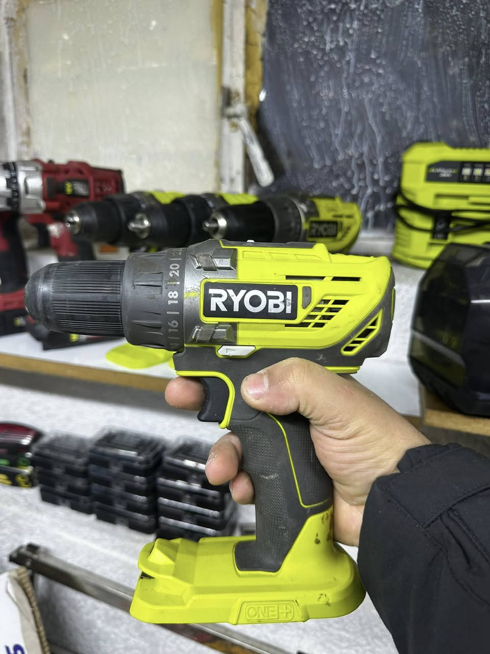 سلام و علیکم متوفر دریل و بطاریە و شاحنە من شرکە ریوبی الیابانی

و لبب من شرکە میک تولس سویدی هیە هم مارکە عالمی و روح ابحث عن میک تولس للکوالیتی مالتهە 
توصیل موجود ***********
