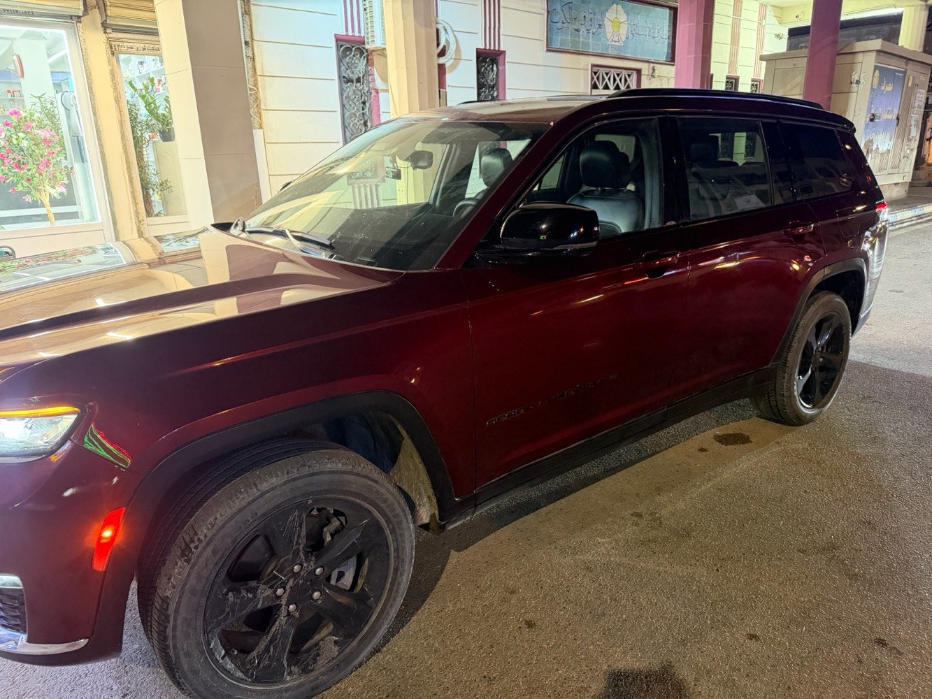 سيارة جيب جراند شيروكي لونها خمري معروضة للبيع. السيارة في حالة ممتازة ومجهزة بكل وسائل الراحة. مثالية للعائلات أو الرحلات الطويلة. إذا كنت تبحث عن سيارة تتمتع بالأداء الجيد والشكل الأنيق، فهذه السيارة تستحق النظر.