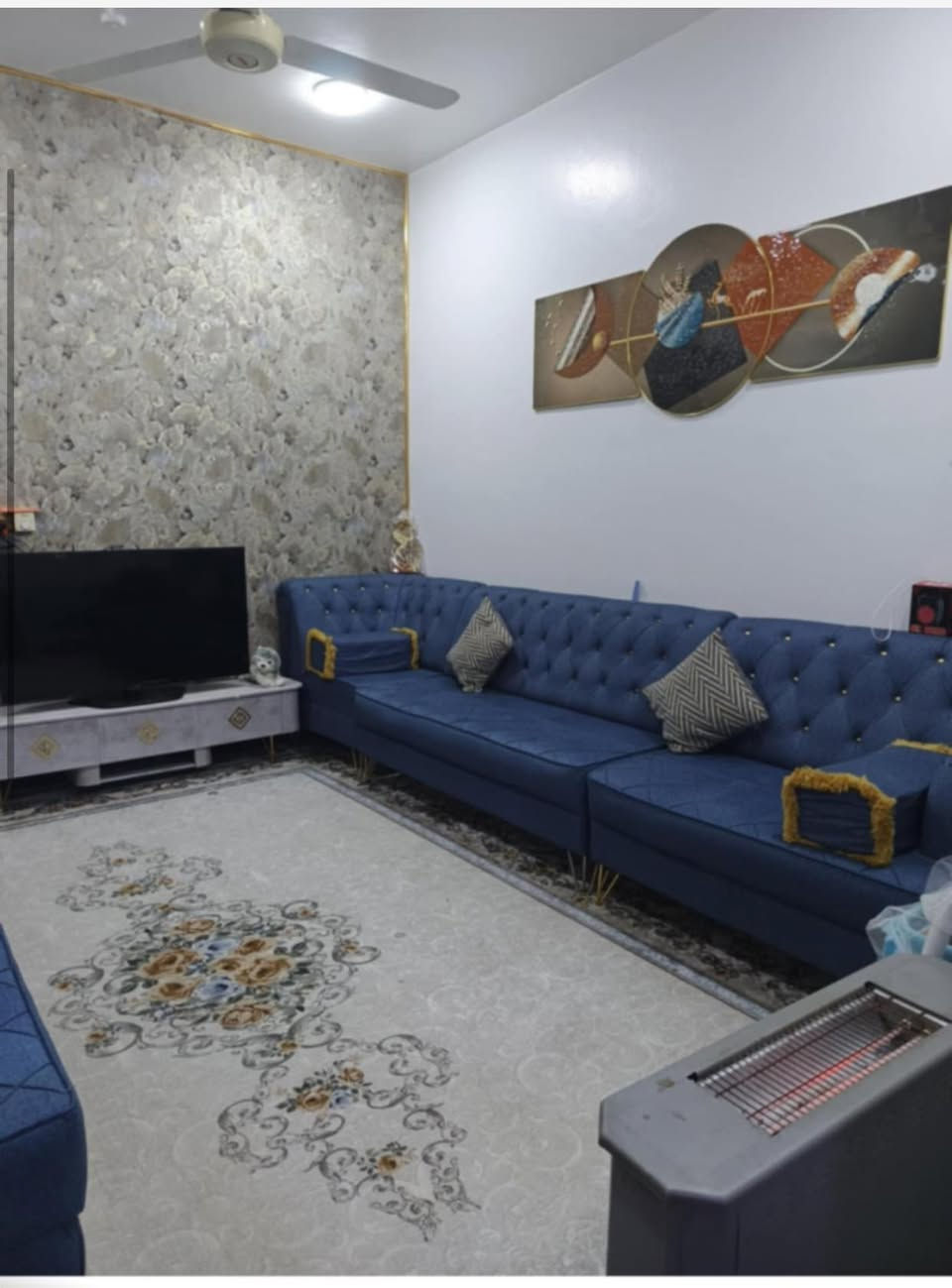 🏠
منزل للبيع 
 منزل طابقين بتصميم واسع وممتاز 
📍 الموقع: الكوت - خاجية - شارع علاء ماركت.
🛣️ عرض الشارع: 20 متراً.
📐 تفاصيل المساحة والأبعاد:
 المساحة الكلية: 100 متر مربع.
 الواجهة: 5 أمتار.
 النزال: 20 متراً.
 البناء: طابقين.
🏠 تقسيمات المنزل:
0 - الطابق الأرضي:
 غرفة نوم ١ 
استقبال.
 صالة جلوس (هول).
 مطبخ.
  صحيات داخلية كاملة + صحيات خارجية.
1-  الطابق الثاني:
 غرفة نوم بنظام "سويت كامل" (مع صحيات).
+  مخزن.
💹 السعر : 160 مليون وبي مجال 🏷️

📞 للاستفسار والمعاينة:
يرجى التواصل معنا على الرقم: [***********]
أو تفضلوا بزيارة مكتبنا موقعة 📍: [كوت - حي الخضراء ٢ - مقابيل البيع المباشر - مكتب الياسمين للعقار  ]
