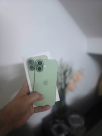 ايفون ١٧ عادي  جهاز دبل  شريحه ( 2sim card ) بطاريه ١٠٠ عدد دورات الشح...