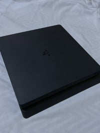 بلايستيشن 4 سلم نظيف جدًا  شغال 100% بدون أي مشاكل وياه يده (بديل) ستا...