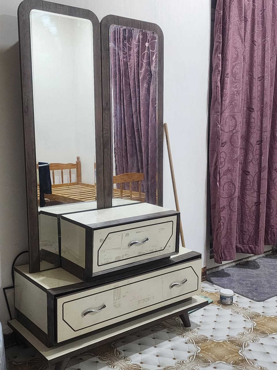 غرفة 4 قطع بدون سرير
السعر 150 الف 
التواصل واتساب ***********
