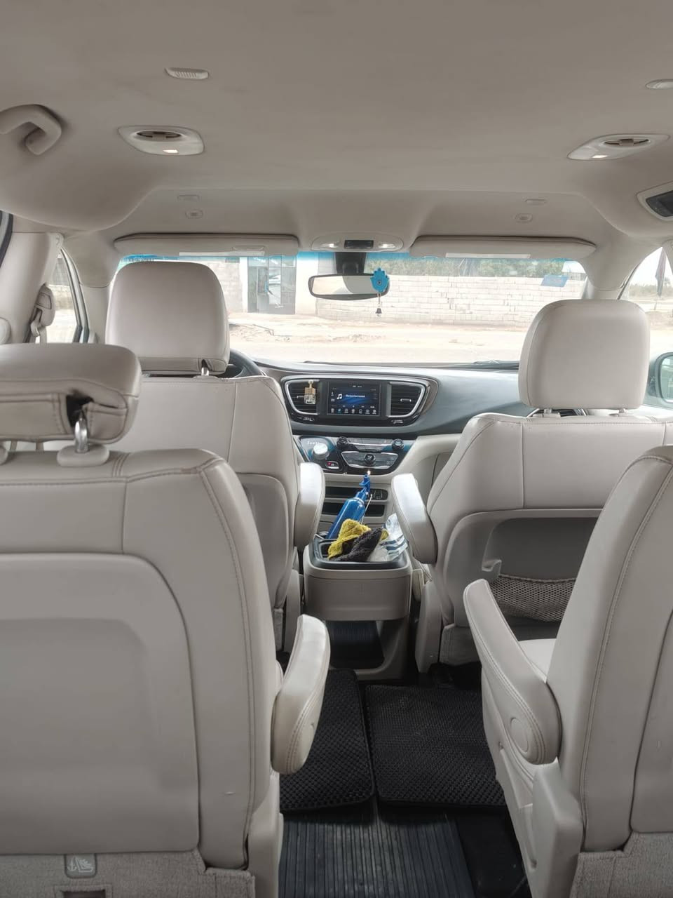 سيارة عائلية فخمة، مريحة جداً، واعتمادية للسفر والاستخدام اليومي.
المواصفات:

 • ✅ موديل 2021

 • ✅ 7 ركّاب (صفوف واسعة)

 • ✅ محرك 6 سلندر V6 قوي وناعم

 • ✅ ناقل حركة أوتوماتيك

 • ✅ شاشة لمس

 • ✅ نظام صوتي ممتاز

 • ✅ كاميرا خلفية

 • ✅ تدفئه كراسي+المقود

 • ✅ تحكم كامل من المقود

 • ✅ مثبت سرعة

 • ✅ تكييف أمامي + خلفي (تبريد ممتاز)

 • ✅ أبواب جانبية كهرباء 

 • ✅ مرايا كهرباء

 • ✅ نوافذ كهرباء

 • ✅ نظام ثبات وتوازن

 • ✅ نظام مانع الانزلاق

 • ✅ وسائد هوائية متعددة

 • ✅ مساحة تخزين كبيرة جداً

 • ✅ إطارات يوكوهاما أصلية (وكالة)

 • ✅ قيادة ناعمة وثبات عالي على السرعات

🧼 السيارة نظيفة جداً – استخدام شخصي

🔍 وارد امريكي رقم واسط  السعر 210وبيها مجال 

سياره بيها بنيد وجاملغ تبديل فقط بدون دواخل

‏‪0772 605 1365‬‏

‏‪0780 308 8924‬‏
