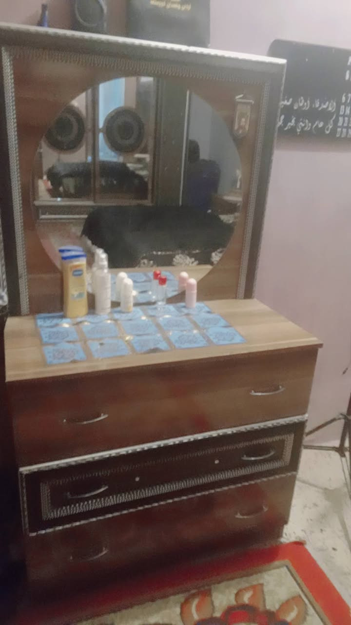 غرفة نوم للبيع  تتكون من ٥ قطع اذا مو شراي لتعلق ولتكسر بل سعر رجآ مكاني بغداد الجديده  السعر ٤٥٠ للإستفسار ***********
