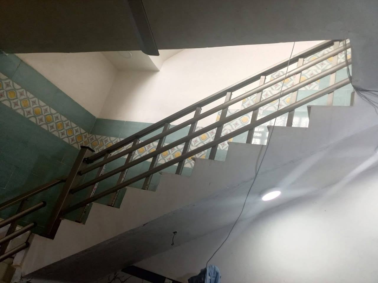 بيت للبيع مساحه 125م طابو زراعي سند 25م بدور الصحه الاولى قريب على سده الجنابين قريب  على شارع عام سعر125بي مجال خدمات كامله رقم *********** واتساب  طابقين بناء طابوك 4غرفه واستقبال وترك ومطبخ منو ر وساحه درج وحمام موافق خارجي
