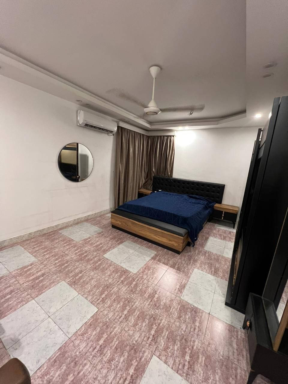 للبيع (بناء حديث 2021) 🏠
📍 الموقع: حي الحسين / ضباط الملحانية .
المساحة: 300 متر.
واجهة 15 متر × نزال 20 متر.
تفاصيل البيت:
• الطابق الأرضي: صالة استقبال (9×5م)، هول (5×5م)، هول داخلي (حولي) واسع، مطبخ حار وبارد كبير (10×5م)، غرفة نوم أرضية (5×5م)، وحمامين.
• الطابق الثاني: 4 غرف نوم (منها 3 غرف ماستر سويت)، وحمام إضافي.
• السطح والخدمات: مخزن كبير (سندويج بنل 6×5م)، سقيفة مع خزانات عدد 2، و3 سخانات.
• الخارج: كراج وحديقة داخلية كبيرة ومرتبة.
• الإضافات: مناور عدد 2 مغلقة بالكامل لحد السطح لضمان الخصوصية والإضاءة.

📞 للاستفسار والتواصل واتساب:
***********
