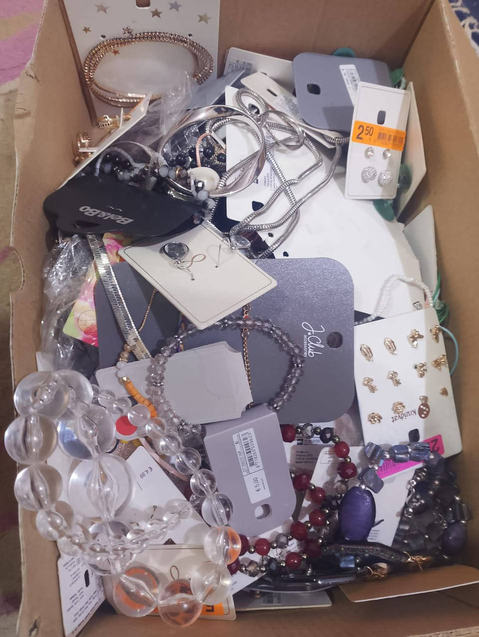 نظارات اطفال وزنهن أربع كيلو تقريبأ عددهن أكثر من ١٠٠ نظاره + بوكس اكسسوارات وزنهن كيلو ونص تقريبأ عددهن أكثر من سبعين كارت السعر ١٠٠ الف


**إذا كنت صاحب هذا الإعلان وتريد حذفه لأي سبب، رجاءا أرسل رسالة إلى الدعم الفني**