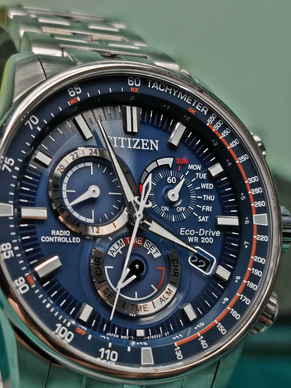 السلام عليكم 

ساعة سيتزن بي كات مستخدم 
CB5880-54L
° الوصف
• تصميم فاخر يجمع بين متانة الفولاذ المقاوم للصدأ مع قرص أزرق مذهل للحصول على مظهر متطور ومناسب لكل من المناسبات غير الرسمية والرسمية، مما يجذب المستهلكين المهتمين بالأناقة ونوع المحرك: تعمل بمحرك Eco-Drive فئة E660، والذي يعتمد على شحن الطاقة من أي مصدر ضوء (طبيعي أو صناعي) ولا يحتاج لتبديل البطارية

° المعلومات الأساسية
• القطر 44 ملم
 •منبه
• تقويم اليوم
• نافذة لعرض التاريخ   
• التوقيت العالمي
• مؤشر احتياطي الطاقة
• تنسيق 12 و 24 ساعة
• كرونوغراف 60 دقيقة
• ضبط الوقت الذري
• مقياس سرعة الدوران 
• منطقة زمنية ثانية
• الساعة، الدقيقة، الثانية
• مقاومة للماء 200 متر
• ارقام وعقارب مضيئة لامينوس
• تعمل بالطاقة الشمسية ايكو درايف
• زجاج الياقوت المضاد للانعكاس 
• الهيكل والسوار مصنوعان من الفولاذ المقاوم للصدأ.

جميع الساعات اصلية معا ضمان🤍.

العنوان: - بغداد - مدينة الصدر ـ الأورفلي 
توصيل لجميع المحافظات 
التواصل واتساب *********** 🤍.
