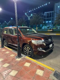 لاندكروز 2019  5700 VXE مواصفات  فتحه كشنات جلد كشنات كهرباء  شاشات  ج...