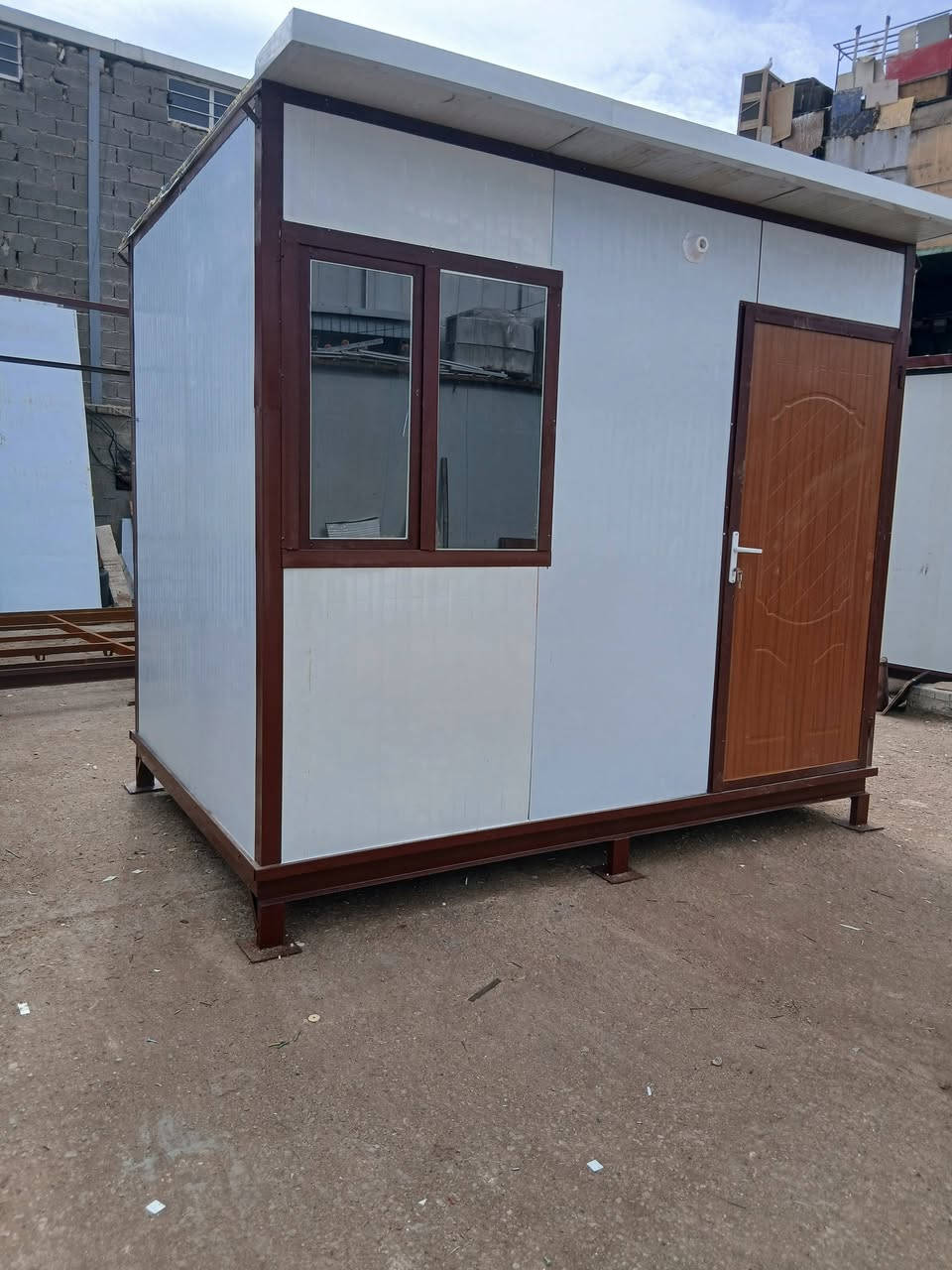 السلام عليكم كرفان للبيع قياس ٣×٢ نظافته ٩٨% بغداد شارع فلسطين  ***********
