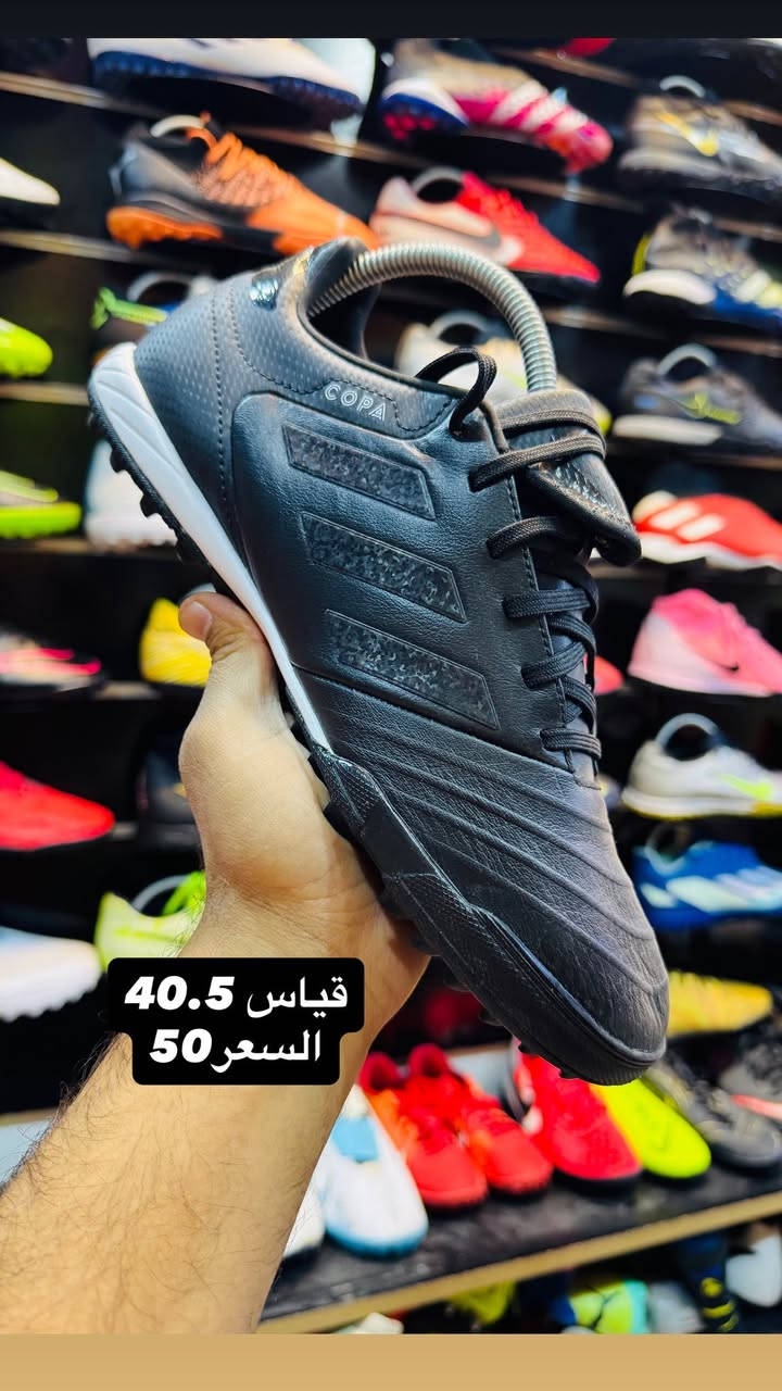 السلام عليكم 🫡 

احذية كرة قدم تارتان اصلي أوربي مستخدم 

كل القطع نظافة 90% وأكثر 

موضح بالصور القياس والسعر 

العنوان/ كوت - الشيشان عمارة التجهيزات الرياضية مقابل صيدلية عسل 

هـ/ ***********

البيع جملة- مفرد

يتوفر لدينا جميع أصناف احذية كرة القدم
