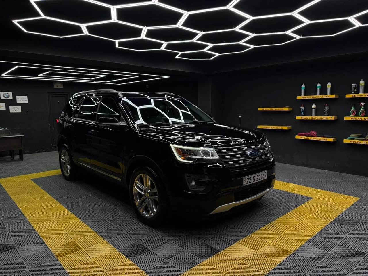 فورد اكسبلور 2017 XLT
دبل بانوراما 
رادار 360 
شاشة كاميرا 
حساس امامي خلفي 
صندوق شفط كهربائي 
7 راكب 
كشن جلد 
تبريد تدفئة مركزي 
5 وضعيات قيادة 
دبل اكسل 4*4
محرك 6 سلندر 
كير محرك بشرط 
السيارة سيرفس كامل على وظع الشركة 
تخم تاير جديد 
بصمة هيتر كشن 
معروض 195
للتواصل واتس اب *********** السليمانية, العراق
