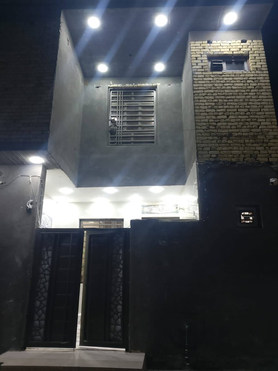 السلام عليكم بيت للبيع في حي اريدو ساحه شريف حديث بناء 2025 درجة اولى  ركن مساحته 115م يتكون من غرفتين وصاله ومطبخ وديوانيه وطارمه وصحيات 2 وشقه معزوله تتكون من غرفتين ومطبخ وصاله وصحيات 
***********
