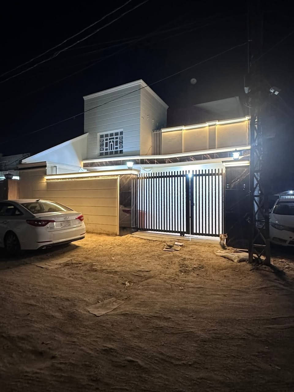 السلام عليكم
بيت للبيع:

الموقع/ العروبة الثالثة / قرب جامع العسكريين

المساحة/ 200متر كابو صرف... للبيع

ركن

يحتوي على:

الطابق الارضي:

غرفة عدد2

 استقبال

هول كببر

مطبخ 

صحيات عدد2

الطابق الاول/

غرفة عدد3 

صحيات/1

***********/رقم الهاتف
