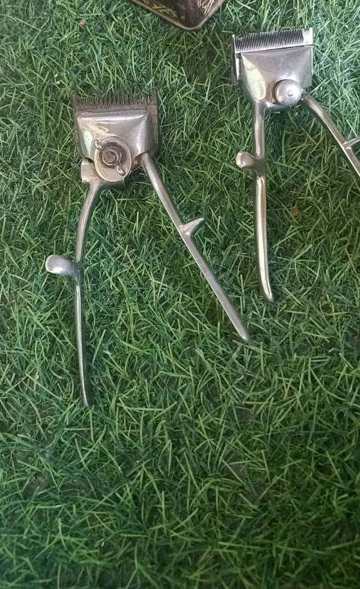 صندوق حلاقة قديم مع محتواياته مكائن يدوية فرنسي وألمانيا مع مقص إنكليزي مع ايه الكرسي قديمة السعر75
***********
