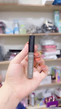 جل لتثبيت الحواجب من ماركة SANIYE، يُعرف باسم "Brow Freeze Gel".[2] ال...