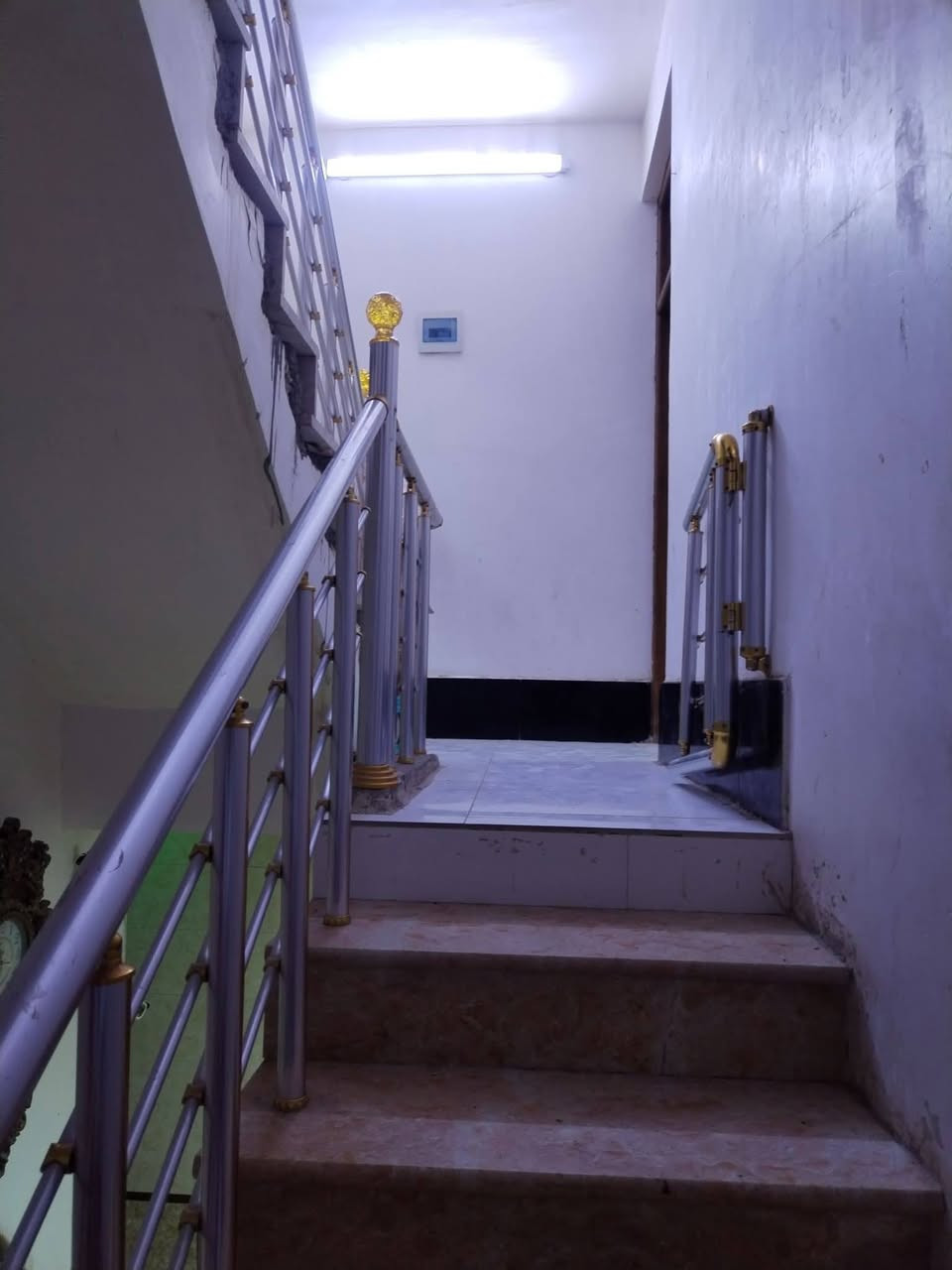 بيت قرب جامع الشهيد رائد 
شارع عشرين 
مساحة 75 متر
قاطين بناء حديث 
الطابق الاول 
استقبال + ممر
حولي ومطبخ تركي+ حماظ وترك
... 
الطابق الثاني
غرفتين نوم وبلكونة
وبيتونة مع سطحين
.. 
السعر 65 مليون بي مجال 
للاستفسار 
***********
